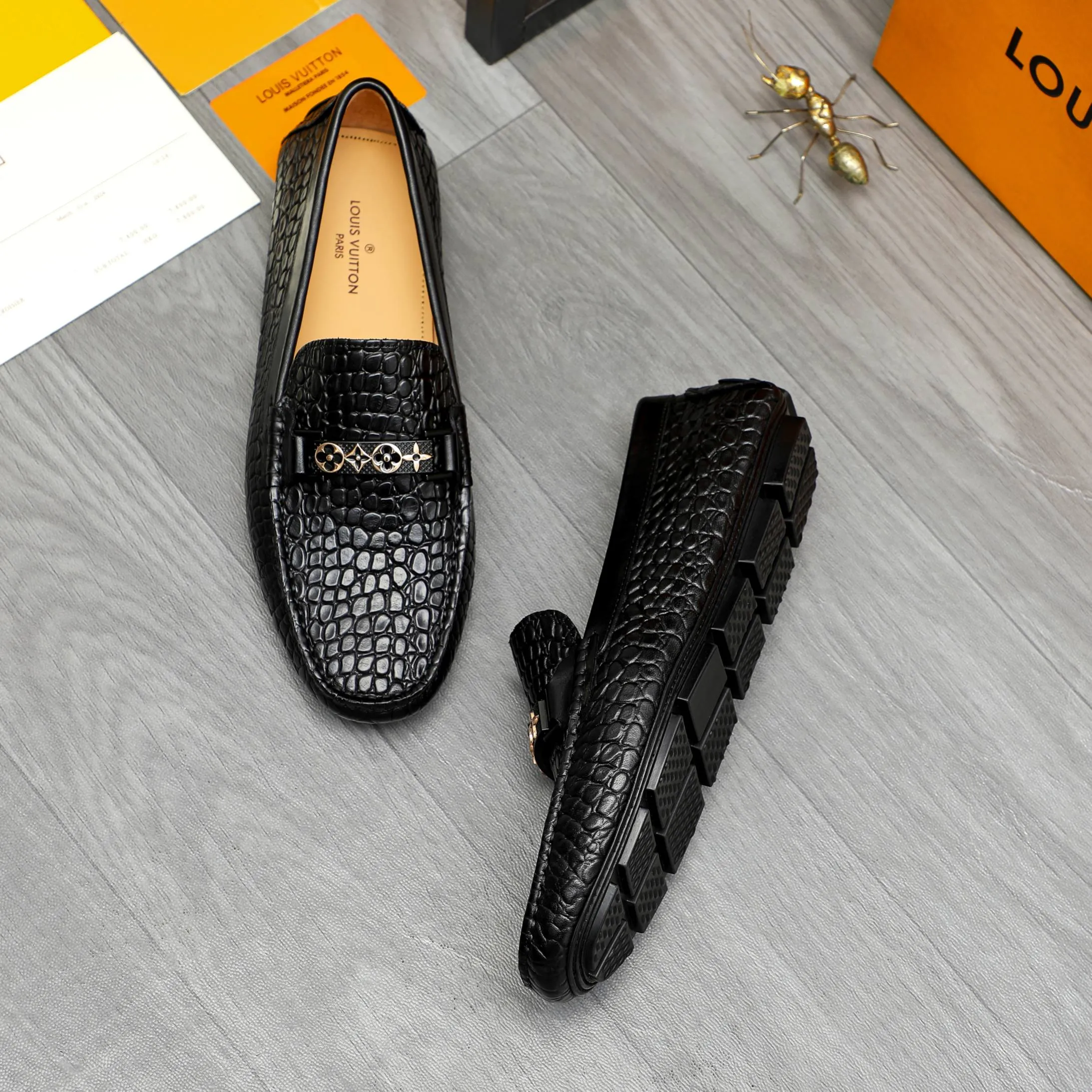 Men's shoes 💰380 Product trademark: LV "Louis Vuitton" casual slip-on shoes Regular size: 38-45 (45 is custom-made and non-returnable) Product materials: Selected stone pattern embossed cowhide upper, pigskin lining, rubber outsole